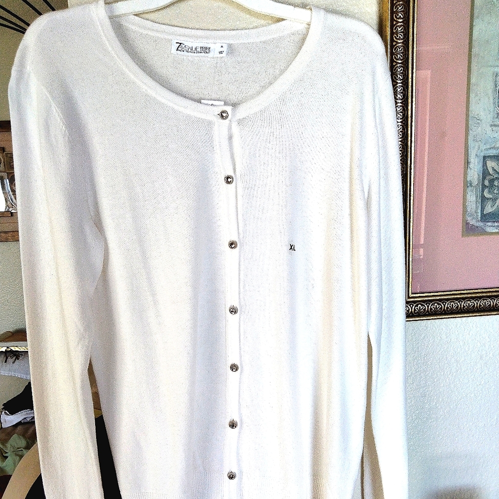 🌹🎁 Beautiful Cream Button Up Sweater, Size XL 💞